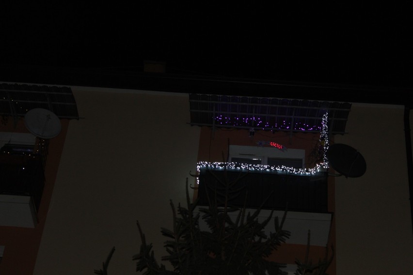 Mieszkańcy Zamościa przystroili swoje balkony na święta. Zobacz zdjęcia
