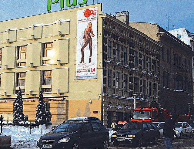 Plakaty zachęcające do głosowania na "czternastkę", czyli Zuzannę Brzezińską, zdobią m.in. budynek u zbiegu al. Piłsudskiego i ul. Piotrkowskiej w Łodzi.
