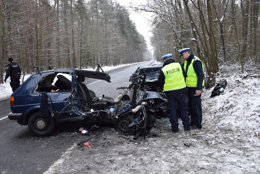 Groźny wypadek na drodze z Tomaszowa do Spały.  Jedna osoba ranna [ZDJĘCIA]