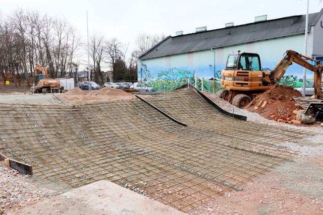 Na budowie skateparku na Kadzielni w Kielcach zakończyły się prace ziemne. Inwestycja zbliża się do zakończenia.