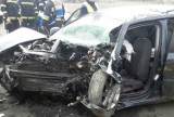 Śmiertelny wypadek na trasie Różyna - Wronów w gminie Lewin Brzeski. Volkswagen golf uderzył w drzewo. Kierowca wypadł z auta.