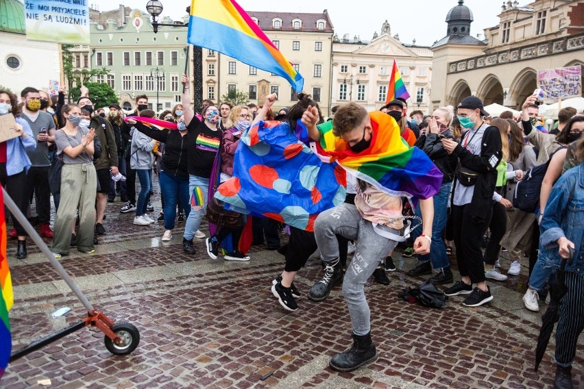 Kraków. "Nie ma ideologii LGBT, są tylko ludzie LGBT". Protest przeciwko "Karcie Rodziny" [ZDJĘCIA]