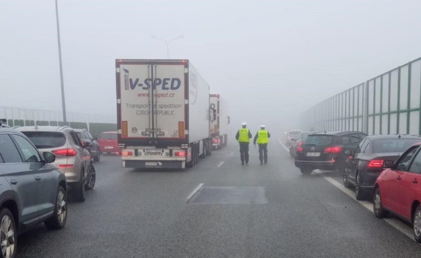 Wypadek na A1 w Knurowie! Karambol 12 samochodów na autostradzie. Jedna osoba została przewieziona do szpitala