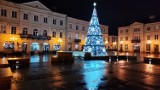 Świąteczna choinka w rynku w Piotrkowie już świeci, pojawiły się iluminacje ZDJĘCIA