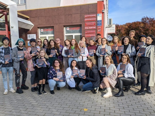 Studenci II roku dziennikarstwa i komunikacji społecznej UZ napisali niezwykłą książkę. “W lustrze snów” jest niejednoznaczna i nie da się jej zaszufladkować