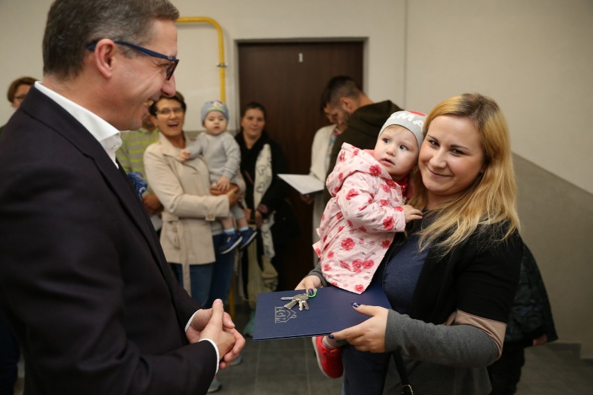 Nowym mieszkańcom z ulicy Borki w Rybniku prezydent wręczył klucze ZDJĘCIA