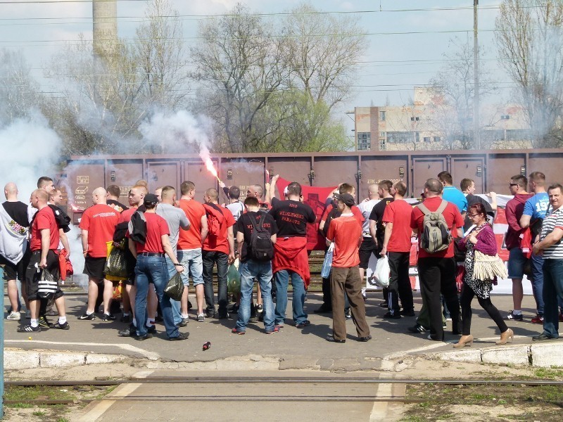Fani Widzewa jadą z Tomaszowa na mecz do Krakowa.W obstawie policji [FOTO]