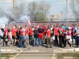 Fani Widzewa jadą z Tomaszowa na mecz do Krakowa.W obstawie policji [FOTO]