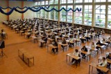 Matury rozpoczęte, egzamin dojrzałości w Bochni w I Liceum Ogólnokształcącym. Zdjęcia