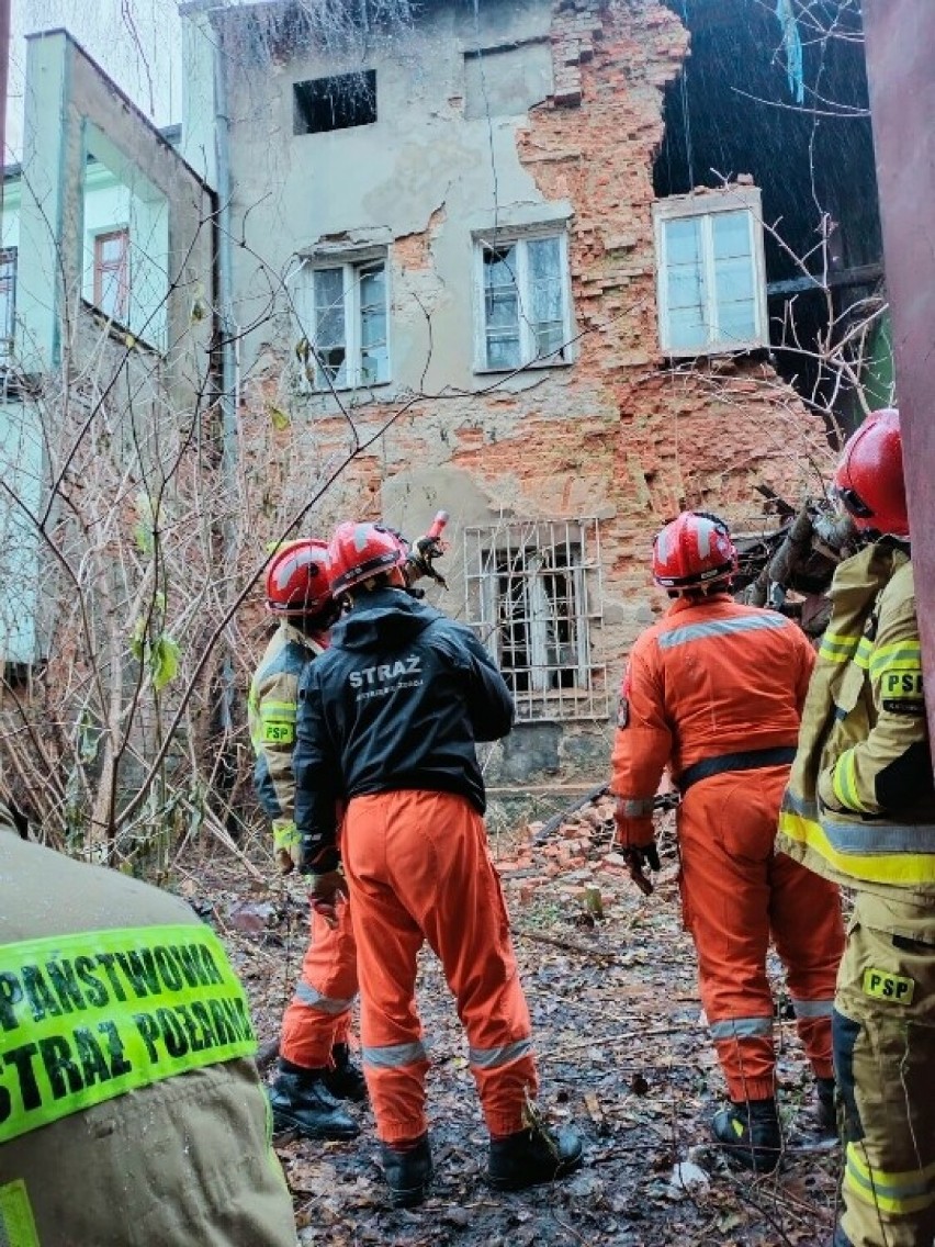 Bielsko-Biała: Katastrofa budowlana na starówce. Runęła ściana zabytkowej kamienicy. Na miejscu są wszystkie służby