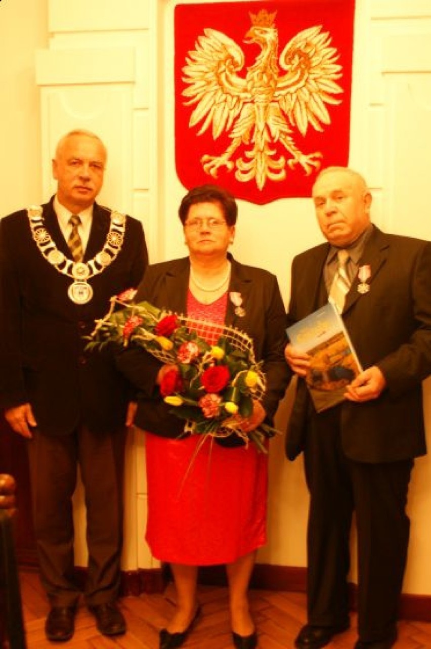 Burmistrz Bytowa wręczył czterem parom wyróżnienia przyznane...