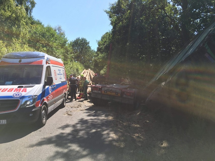 Wypadek na drodze Stepnica - Rokita. Ciągnik zderzył się z ciężarówką [ZDJĘCIA]