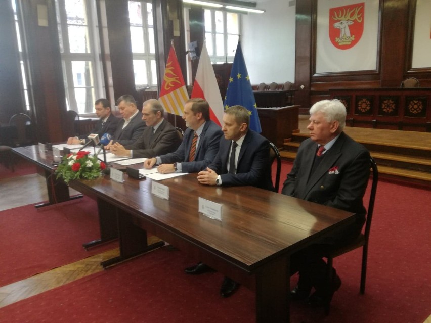 Przedstawiciele powiatu lubelskiego podpisali umowę na powstanie specjalnej pracowni w Zespole szkół Techniki Rolnej w Piotrowicach