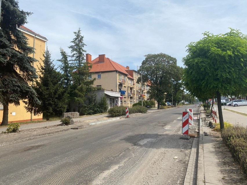 Trwa remont najbardziej ruchliwej ulicy we Wronkach. Ile wyniesie inwestycja i kiedy zakończą się prace?