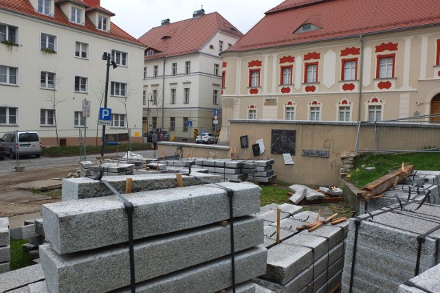 Nowy termin zakończenia prac wyznaczono na 19 maja i jeśli wszystko pójdzie dobrze, to także w maju opolanie wejdą na odnowione schody na Małym Rynku.