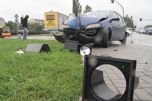 Kierujący tym fiatem pozostawił auto po kolizji i uciekł.