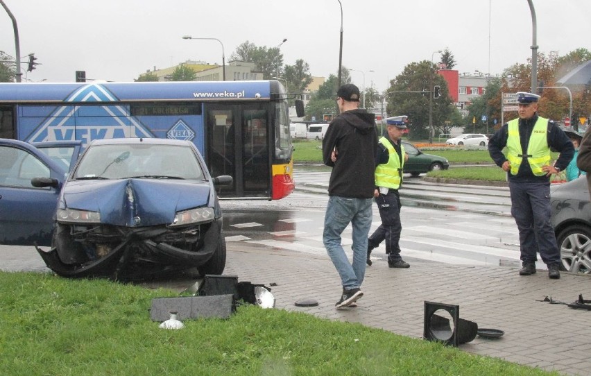 Kielce. Łupnął autem w sygnalizator i… uciekł