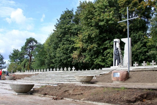 Schody prowadzące do pomnika „Powstanie” na cmentarzu wojennym przy ul. Piaskowej są w fatalnym stanie