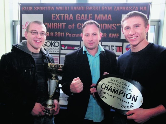 Od lewej:  Marcin Mencel (MMA), Grzegorz Samolewski (organizator gali) i Radosław Demczur (muay thai)