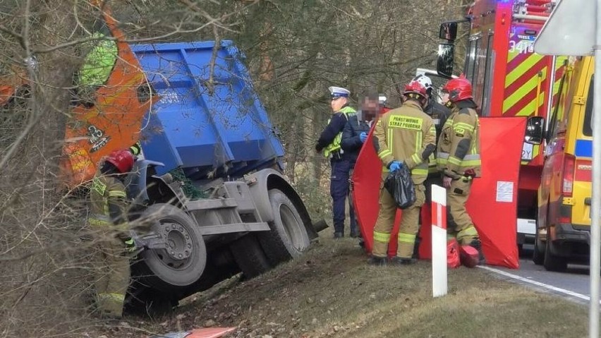Kierowca MPO w Toruniu zasłabł za kierownicą, zjechał nagle...