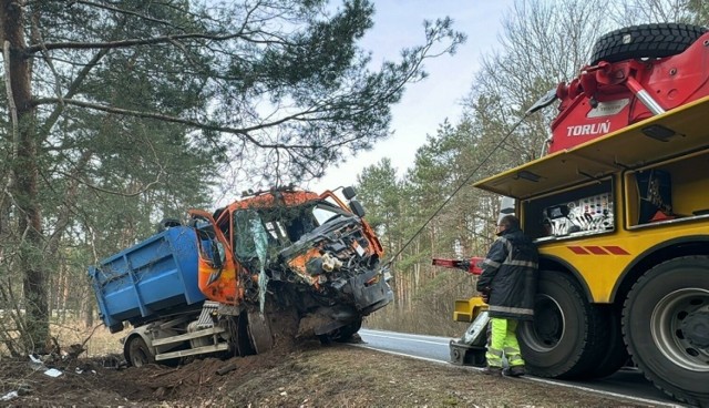 Kierowca MPO w Toruniu zasłabł za kierownica, zjechał nagle na pobocze i uderzył w drzewo. Nie żyje. Do tego dramatu doszło w walentynki, 14 lutego. Był to jeden z trzech śmiertelnych wypadków przy pracy zgłoszonych PIP w lutym. Wszystkie trzy dotyczyły kierowców.