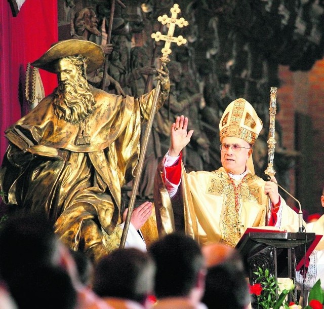 11 lutego przed południem kardynał Tarcisio Bertone odprawił uroczystą mszę świętą we wrocławskiej katedrze