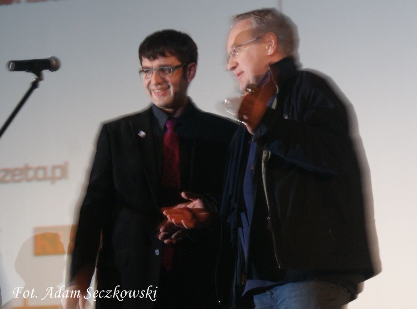 Reżyser Robert Gliński (z prawej) odbiera Złotego Glana....