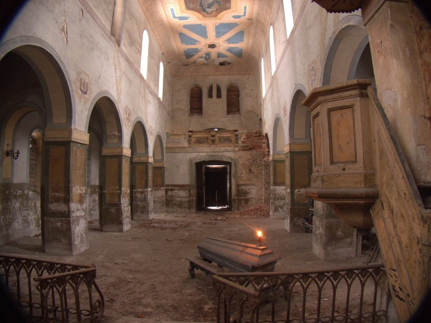 Opuszczony kościół [ZDJĘCIA]. Od ponad 50 lat czeka na ratunek. Obecnie mógłby pełnić scenografię filmu grozy