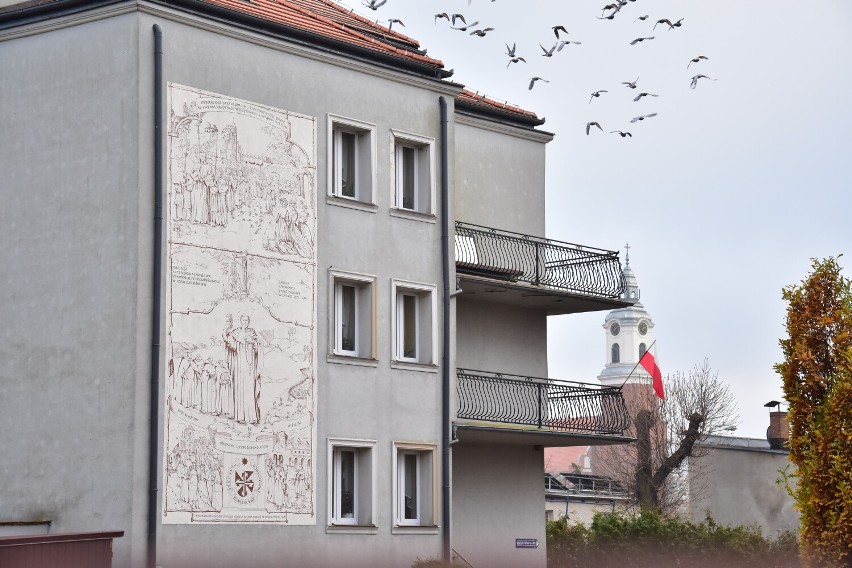 Mural na budynku parafii NMPKP w Żninie