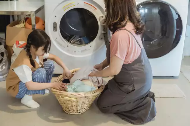 Smród wydostający się z bębna pralki to częsty problem. Oto 5 prostych trików, jak się pozbyć przykrego zapachu zalegającego w tym urządzeniu. Zobacz w galerii >>>