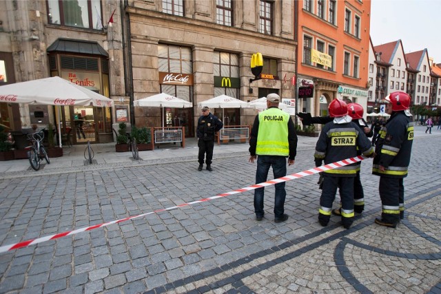 Bomba w McDonald's - we wtorek wieczorem goście wypraszani byli z wszystkich restauracji McDonald's w Polsce. W związku z podejrzeniem podłożenia bomby w McDonald's ewakuowano np. całą Galerię Dominikańską. Akcja związana była z informacją o bombie, którą otrzymało warszawskie szefostwo McDonald's. Anonimowa osoba miała poinformować, że ciągu trzech godzin w jednym z lokali w Polsce wybuchnie bomba.