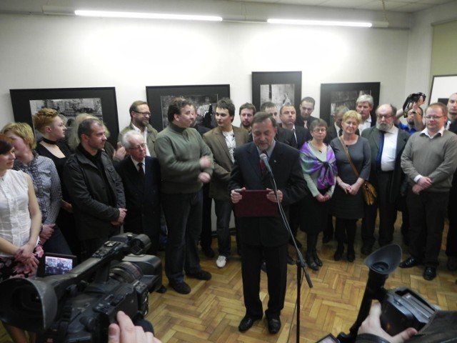 Andrzej Łada z członkami Fotoklubu Galeria MCK podczas jubileuszu Galerii Fotografii.