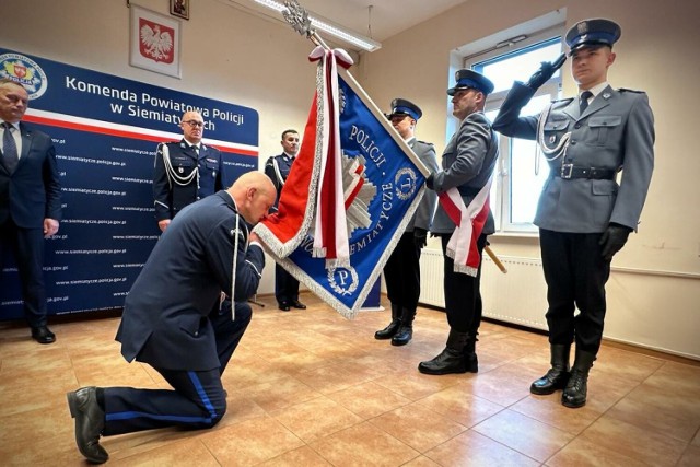Komisarz Michał Chmurkowski, powitał sztandar Komendy Powiatowej Policji w Siemiatyczach
