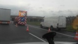 Wypadek na A4 w kierunku Tarnowa. Dwa samochody w rowie