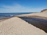 Plaże czekają. Wśród najbardziej malowniczych miejsc - ujście rzeki Czerwonej niedaleko Ustronia Morskiego