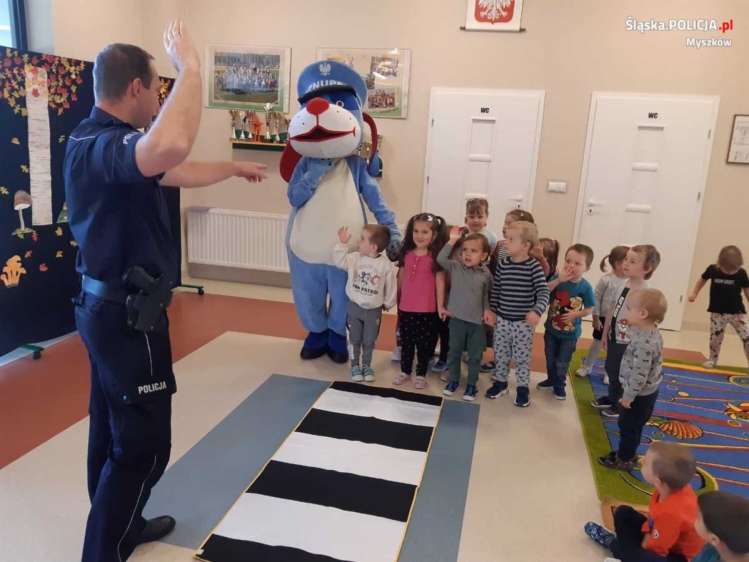 Myszkowscy policjanci odwiedzają przedszkolaków ze Sznupkiem
