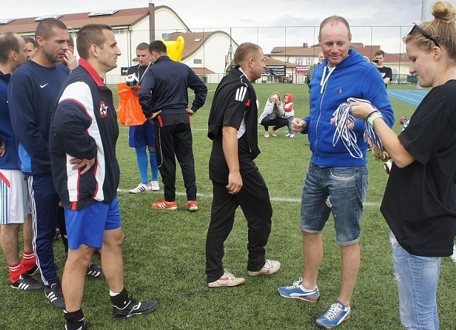 Piotr Reiss wręcza medale zwycięzcom niedzielnego turnieju