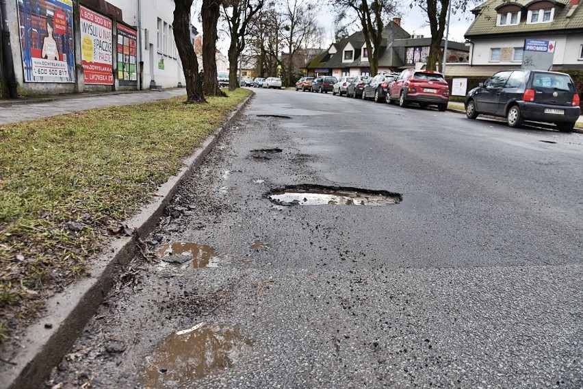 Dziury w drogach w Oleśnicy. Kierowcy mówią, że asfalt jest, jak ser szwajcarski