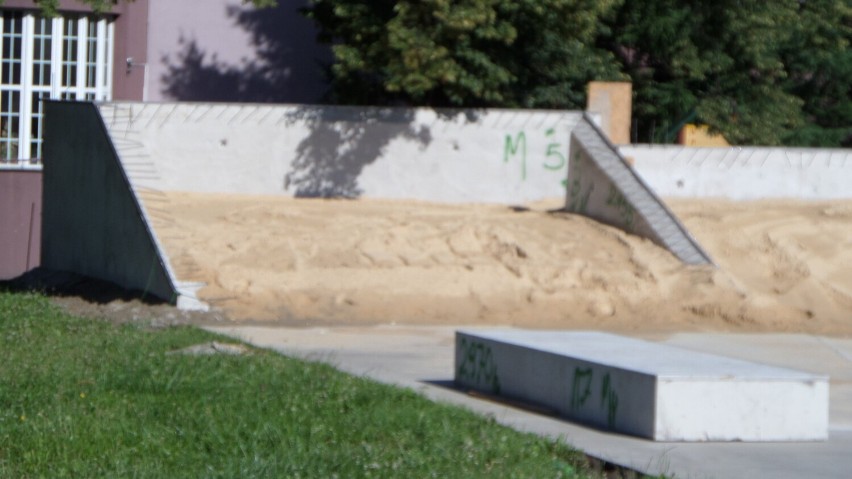 Myszków. Skatepark przy Szkole Podstawowej nr 3 będzie jeszcze lepszy. Trwa przebudowa ZDJĘCIA