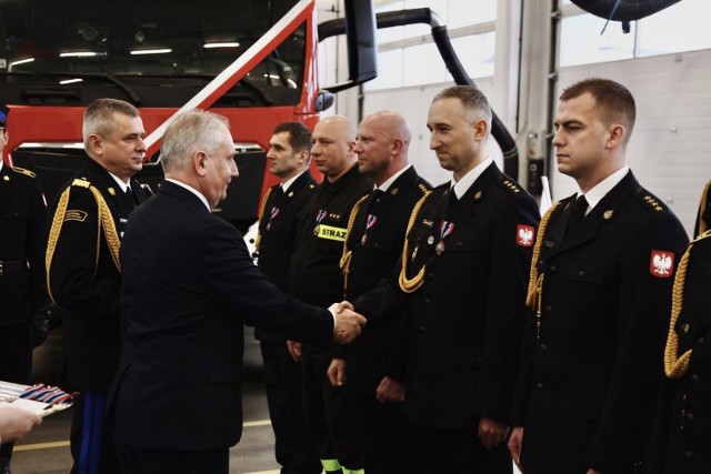 Odznaczenia, awanse i wyróżnienia wręczono w Jednostce Ratowniczo-Gaśniczej nr 3 w Gdyni Oksywiu.