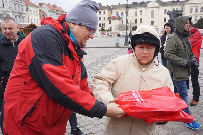 "Ciepło serca w słoiku" na Starym Rynku. Wielkanocna akcja pomocy bezdomnym [zdjęcia, wideo] 