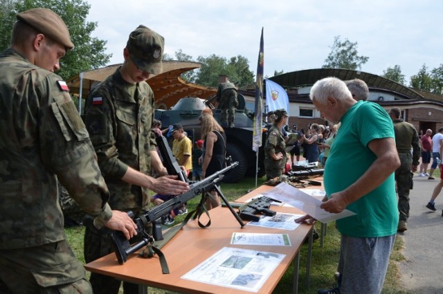 Zdjęcie z I Pikniku Militarnego w roku 2022. Wydarzenie przyciągnęło wielu zainteresowanych, a stoiska były oblegane przez hajnowian