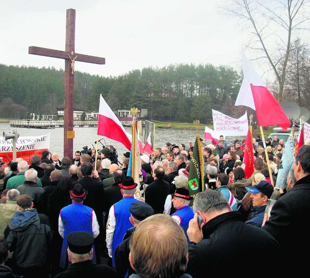 Krzyż nad jeziorem w Gołubiu postawiono w marcu 2008 r.