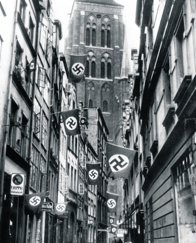 Począwszy od 1933 r. przy najmniejszej nawet okazji szacowne miasto nad Motławą szpeciły wywieszane wszędzie flagi ze swastyką.