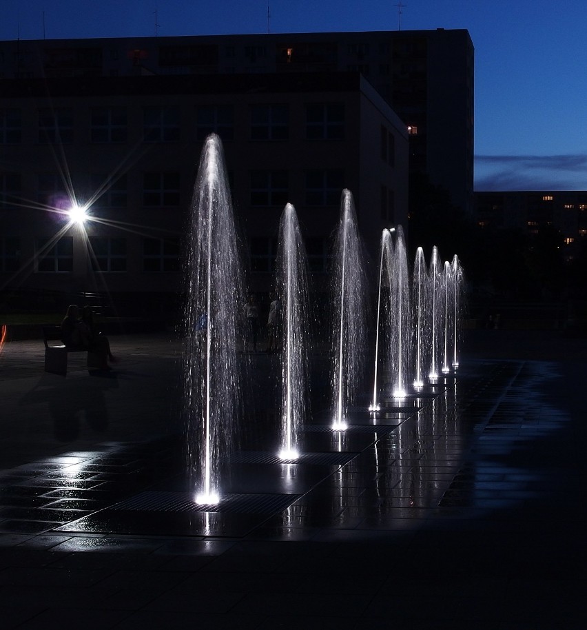 Mała galeria - Iluminacja świetlna fontanny na osiedlu Zachód 