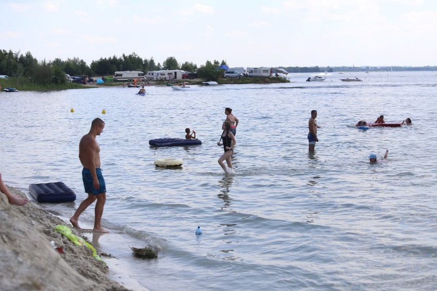 Tłumy na dzikiej plaży na Pogorii 4 od strony Wojkowic Kościelnych. Zobaczcie zdjęcia