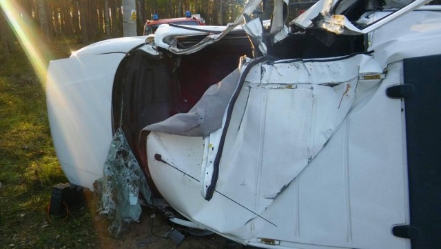 We wsi w powiecie tucholskim dachowało auto osobowe. Nie żyją 2 osoby.