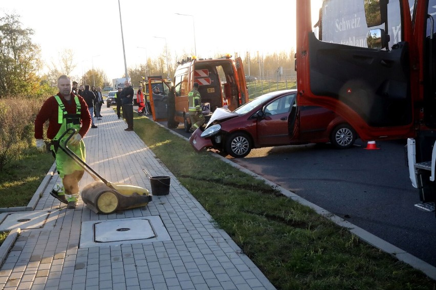 Wypadek na ulicy Myśliwskiej w Legnicy. Auto dachowało w rowie, zobaczcie zdjęcia