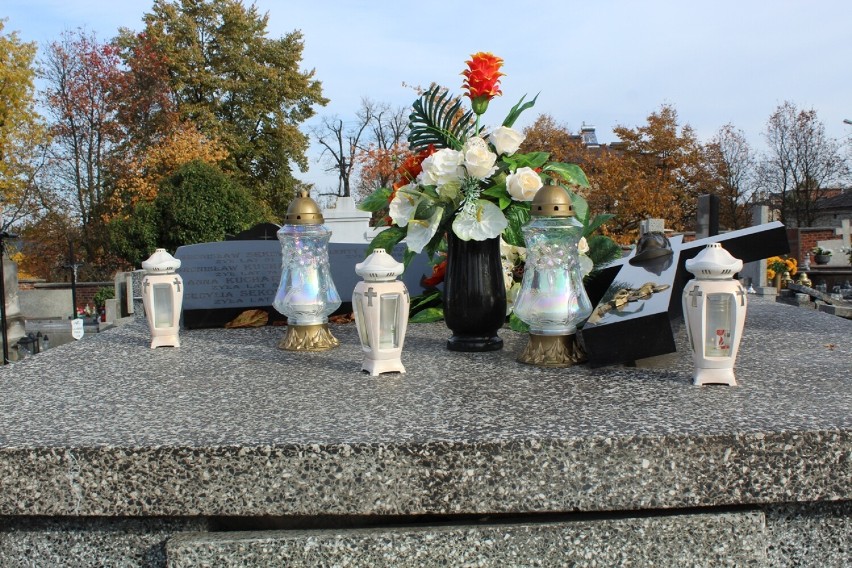 Cmentarze w Radomsku przed dniem Wszystkich Świętych. Trwa sprzątanie grobów ZDJĘCIA