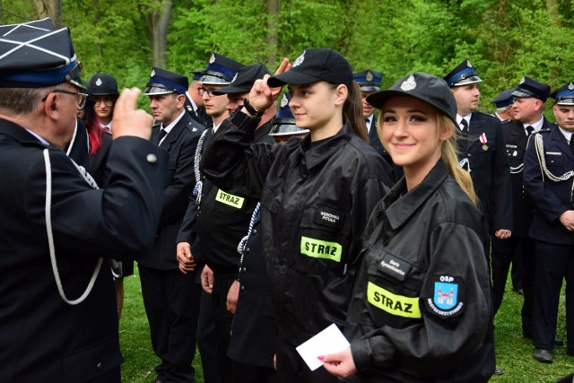 Strażacy z gminy Żnin świętowali w Słębowie. Wręczono liczne medale, odznaki i tytuły Strażak Roku 2021 - w podsumowaniu za pracę w ostatnich 12 miesiącach. Niżej szczegóły. ZDJĘCIA W GALERII >>>>
